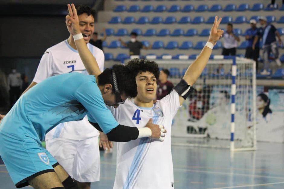 Guatemala sufri&oacute; ante M&eacute;xico donde logr&oacute; darle la vuelta al marcador, pero un error permiti&oacute; el empate azteca. (Foto: Fedefut)