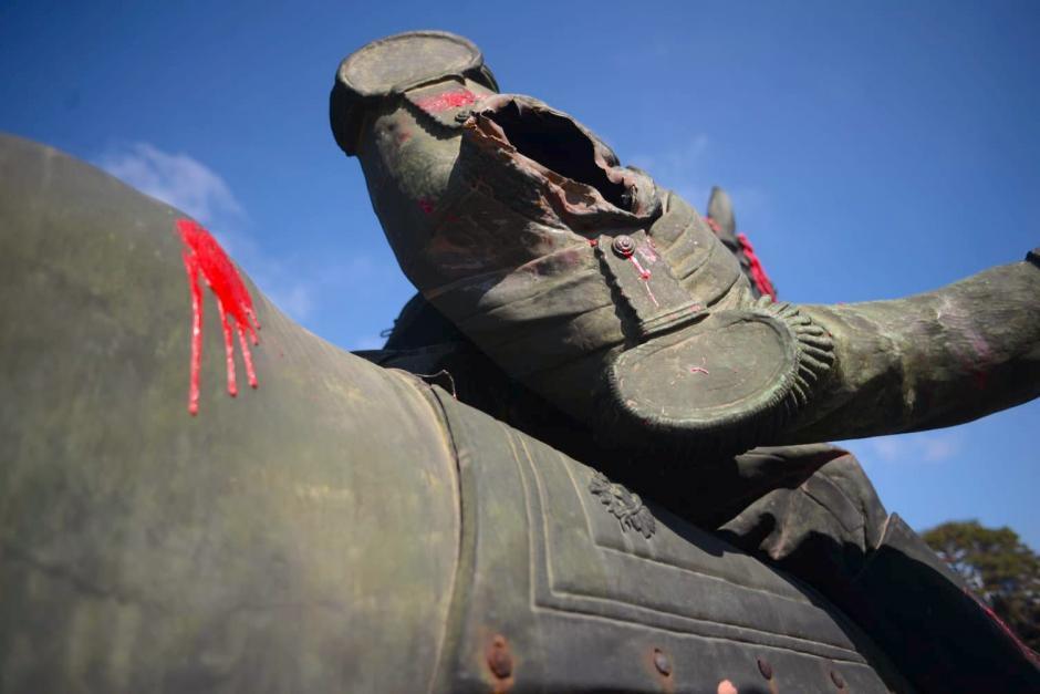 La estatua fue objetivo de actos vand&aacute;licos el 12 de octubre del 2021. (Foto: Wilder L&oacute;pez/Soy502)