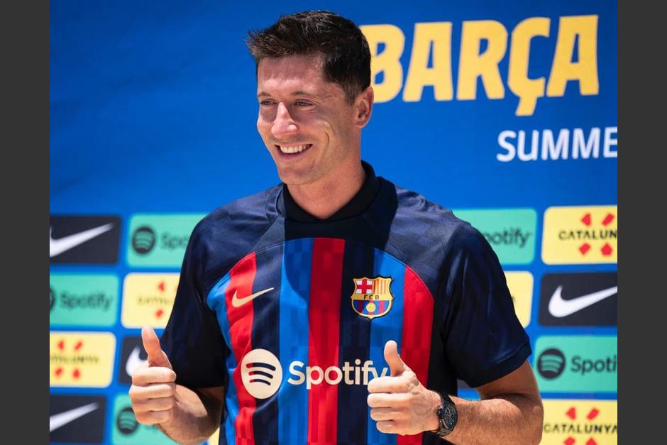 Robert Lewandowski saluda a las c&aacute;maras tras oficializarse su llegada al Barcelona. (Foto: FC Barcelona)