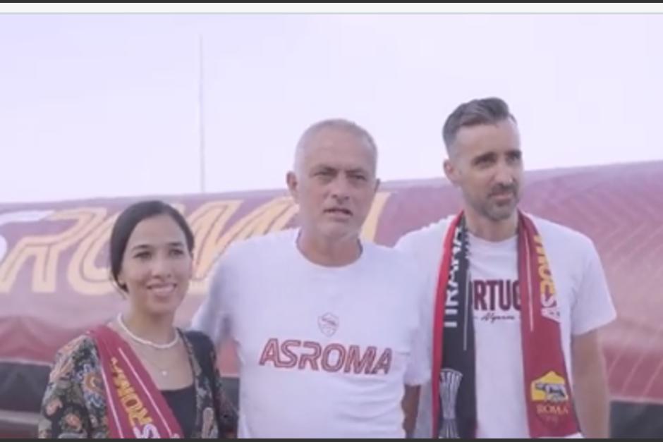 Un aficionado a la Roma le pidi&oacute; matrimonio a su novia frente al t&eacute;cnico Jos&eacute; Mourinho. (Foto: Captura de pantalla)&nbsp;