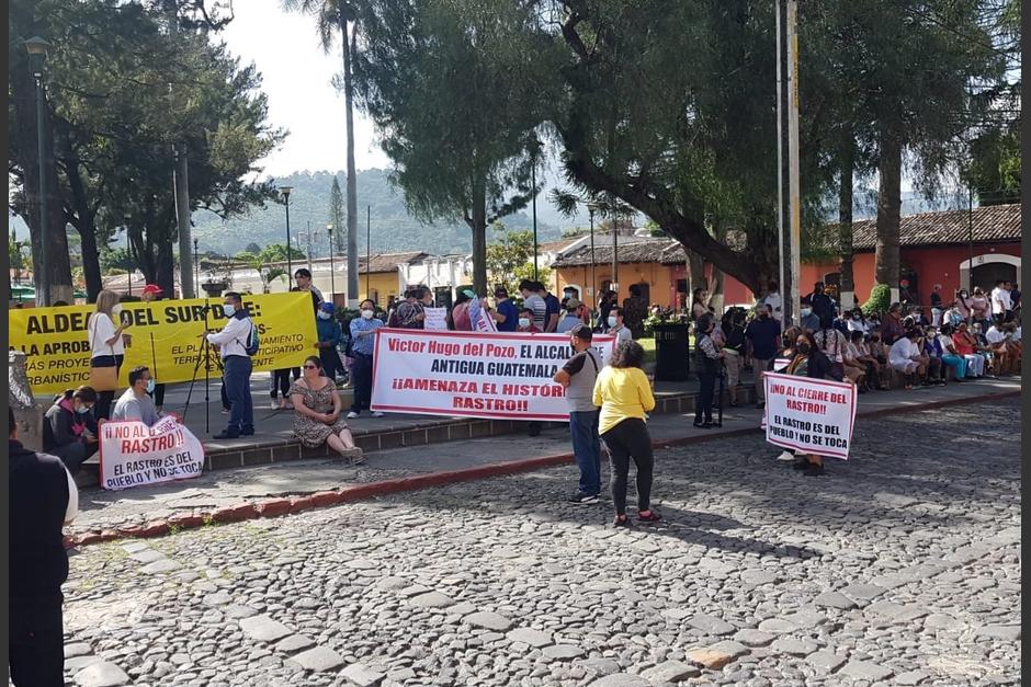Varios vecinos salieron con pancartas para expresar su rechazo a las autoridades municipales. (Foto: Gala, periodismo)