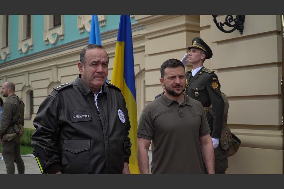 El presidente Alejandro Giammattei junto a su homólogo Volodímir Zelenski durante la visita del mandatario a Ucrania. (Foto: Presidencia)