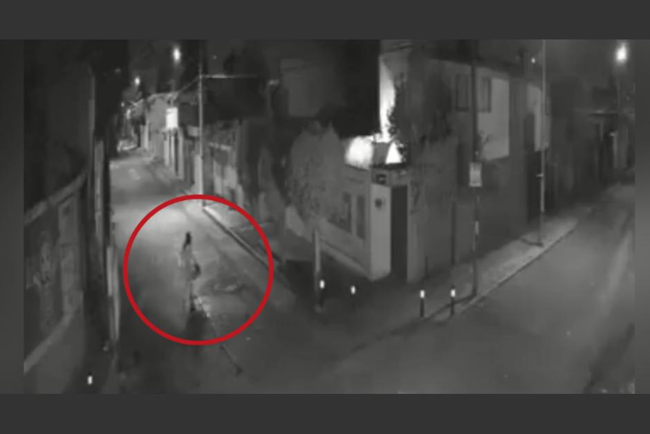Una mujer logró escapar de dos hombres que la perseguían en una calle de México. (Foto: Twitter)