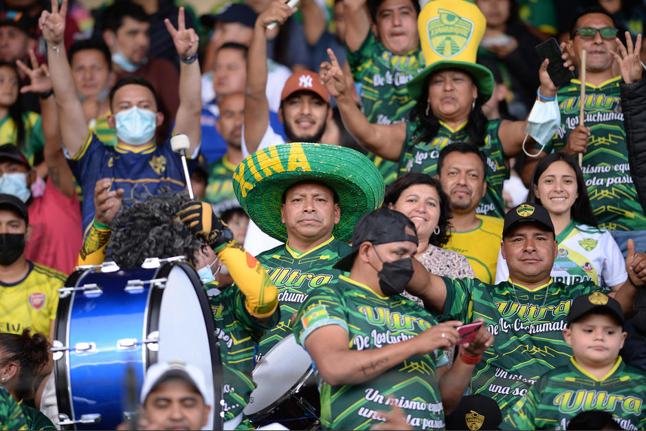 La afici&oacute;n se hizo presente al estadio Los Cuchumatanes para ver el debut de Xinabajul Huehue ante Comunicaciones. (Foto: Byron de la Cruz/Nuestro Diario)