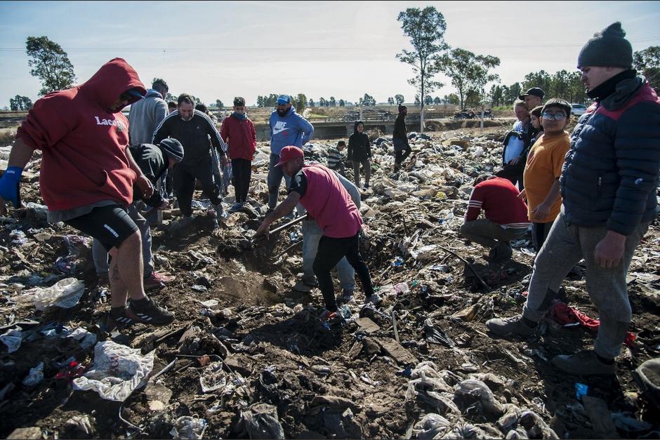 Varias personas siguen escarbando en busca de más dinero. (Foto: AFP)