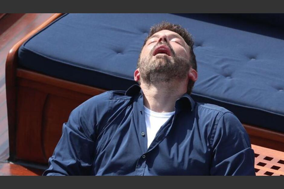 Ben Affleck fue captado mientras dormía en plena luna de miel con JLo. (Foto: Telemundo)
