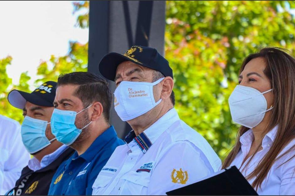El presidente Alejandro Giammattei participó en la inauguración de una calzada en Jacaltenango, Huehuetenango, junto a la diputada Sofía Hernández, incluida en la Lista Engel. (Foto: Presidencia)