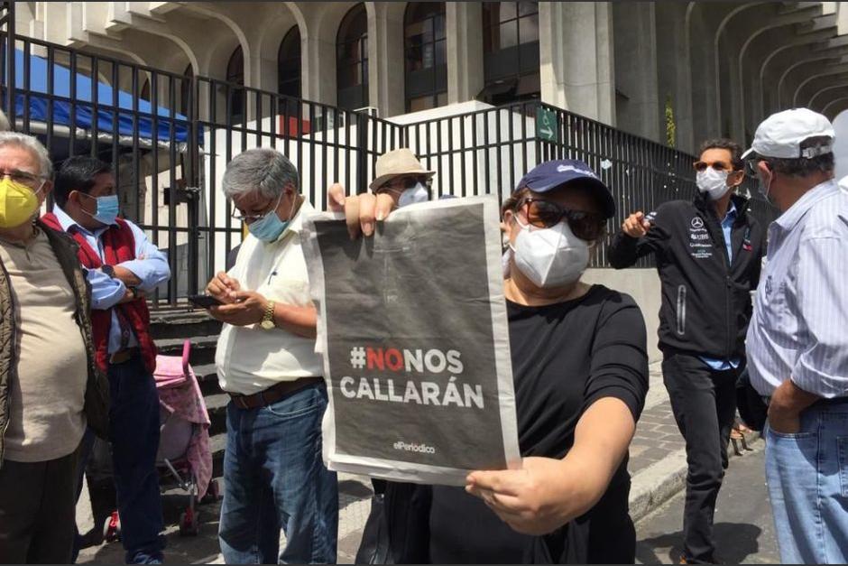 Empleados y periodistas de elPeriódico, junto a activistas realizan un plantón frente a Torre de Tribunales. (Foto: Cortesía)