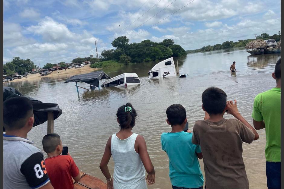 El percance se produjo a finales de esta semana sobre el río La Pasión que de Sayaxché se dirigía a Alta Verapaz. (Foto: Hugo Santos)