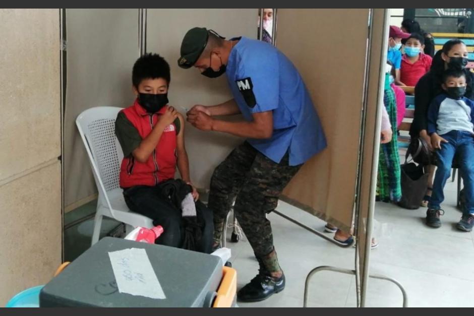 Un elemento del Ejército de Guatemala aplicando la vacuna contra el Covid-19 a un menor de edad. (Foto: Ejército de Guatemala)