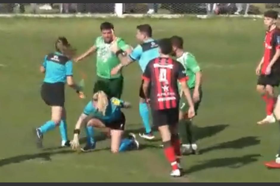 El jugador arremeti&oacute; contra la silbante y la Polic&iacute;a tuvo que intervenir. (Captura Video)