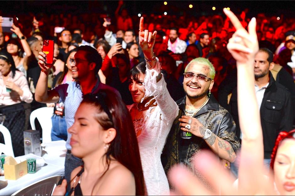 La pareja disfrut&oacute; como todos los fans de Wisin &amp; Yandel una noche especial de m&uacute;sica urbana. (Foto: Byron de la Cruz/Nuestro Diario)