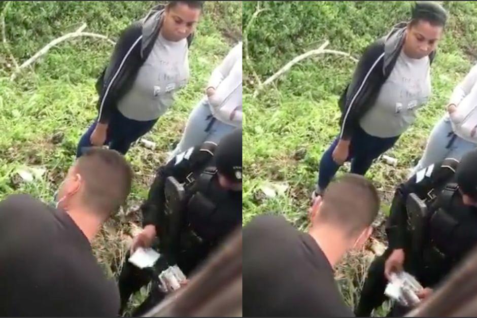 Un agente de la PNC fue captado cuando cobraba a un grupo de migrantes cubanos. (Foto: Captura de pantalla)