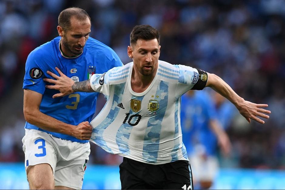 Lionel Messi se enfrentó ante Giorgio Chiellini e la despedida del capitán italiano de su selección. (Foto: AFP)