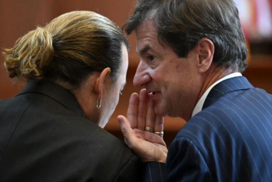 el equpo legal celebró que el jurado deliberara a su favor. (Foto: AFP)