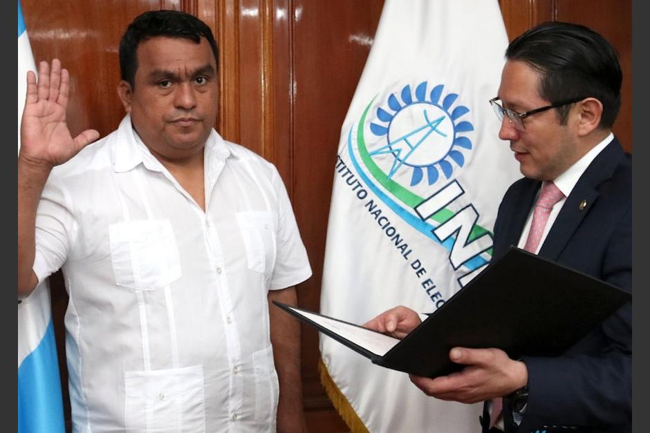 El presidente del Consejo Directivo del INDE, Melvin Quijivix, juramentó a Samuel Hernández como representante titular de los trabajadores ante el Consejo Directivo del INE. (Foto: Twitter/INDE)