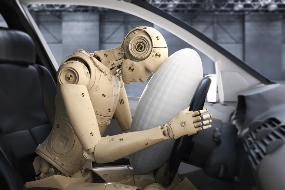 Al centro, el presidente Alejandro Giammattei con el Ministro de Econom&iacute;a, Janio rosales (izq.) y&nbsp;Kenichi Fujisawa Ejecutivo de Yazaki para la regi&oacute;n. (Der.) durante la firma de inversi&oacute;n. (Foto: Ministerio de Econom&iacute;a)