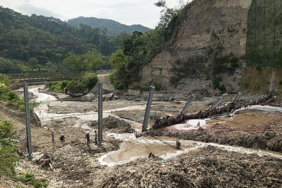 La barda no pudo resistir la gran cantidad de desechos plásticos que arrastra el río Las Vacas. (Foto: The Ocean Cleanup)