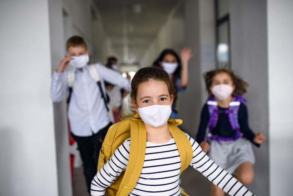 Los niños que han vuelto al colegio en América Latina después de los cierres por la pandemia se han retrasado entre uno y 1,8 años. (Foto ilustrativa: Shutterstock)