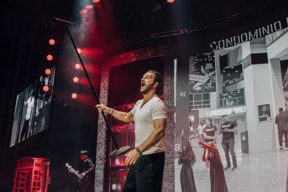 La joven asistió al show de "Blanco y Negro" en Tampa Florida y se desnudó. (Foto: Instagram)