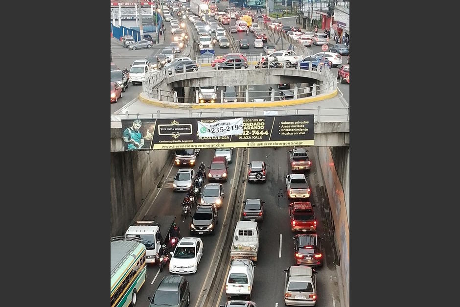 Largas filas de veh&iacute;culos se reportan en la ruta que conduce hacia El Salvador, esto debido a un incidente de violencia. (Foto: Cortes&iacute;a:&nbsp;Alvaro M&eacute;ndez)