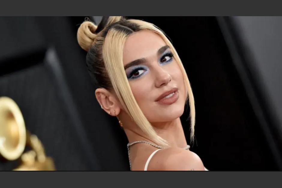 La cantante británica fue vista en una fiesta de forma cariñosa con Aron Piper. (Foto: AFP)&nbsp;