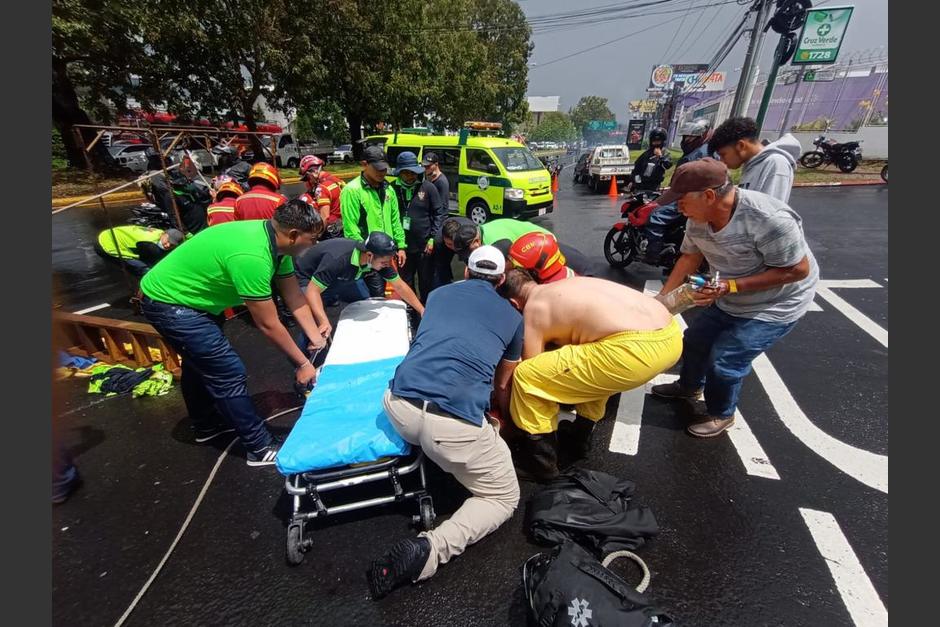 Dos empleados de Empagua permanecen desaparecidos despu&eacute;s de ser arrastrados por la corriente, mientras limpiaban un pozo en zona 10. (Foto: Redes Sociales)