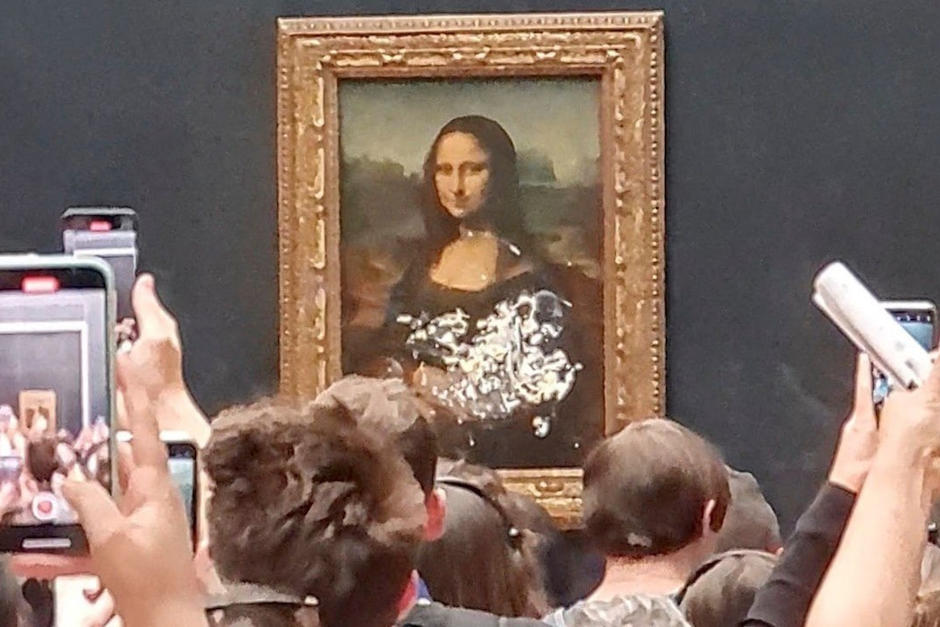 En redes sociales se hizo viral el momento exacto en el que el hombre lanz&oacute; un pastelazo. (Foto: Oficial)