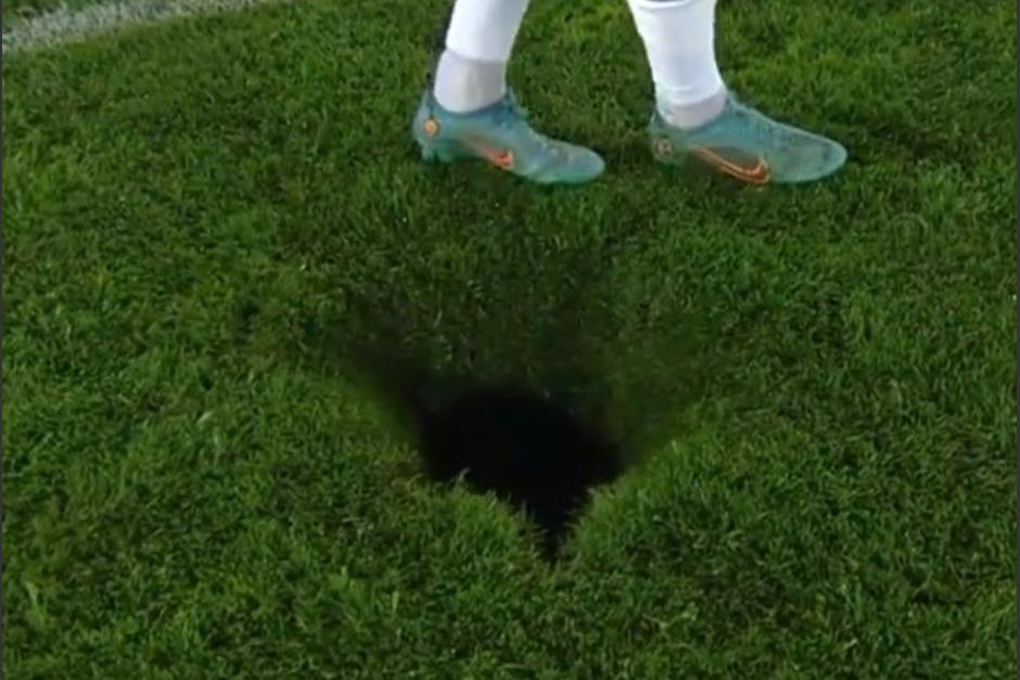 El agujero sorprendi&oacute; a los jugadores que se percataron del incidente al finalizar el partido. (Foto: ORF)