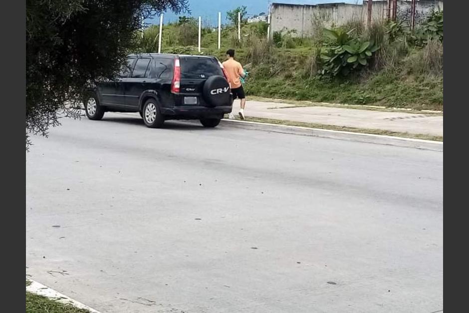 Un hombre fue captado mientras abandonaba a un peque&ntilde;o perro en el bulevar Los Reformadores, el canino perdi&oacute; la vida. (Foto: Facebook/Javier Gramajo)