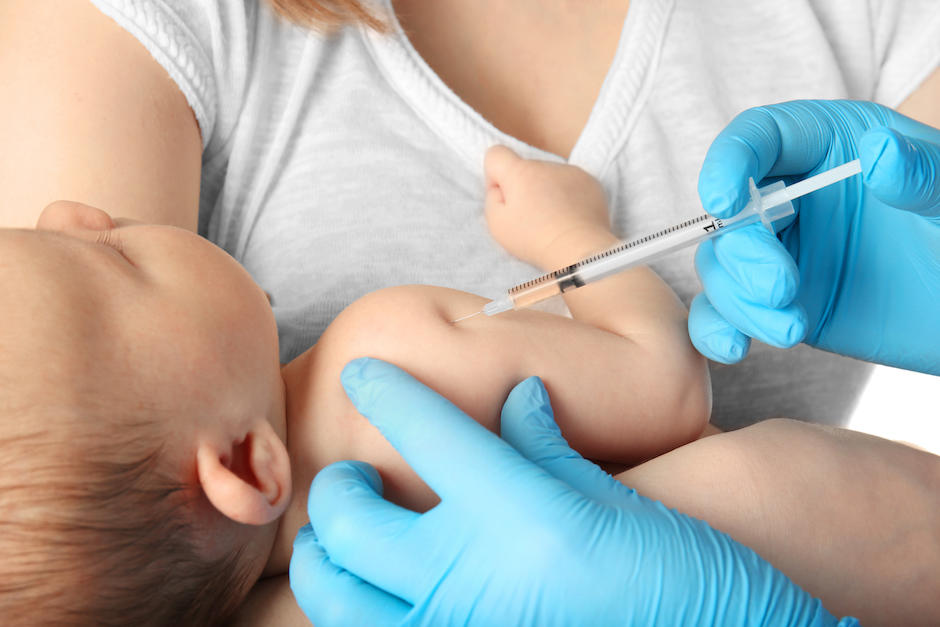 Las autoridades sanitarias federales de Estados Unidos, que decidirán la próxima semana si autorizan la utilización en bebés de dos vacunas contra el covid-19. (Foto ilustrativa: Shutterstock)