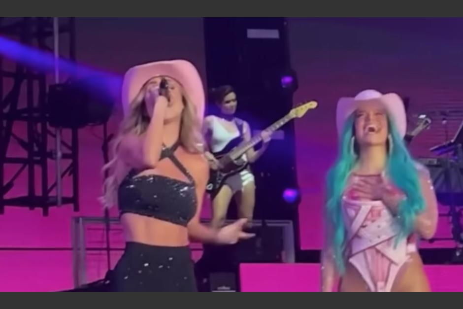 Karol G cant&oacute; junto a Anah&iacute; el tema "S&aacute;lvame" durante su presentaci&oacute;n en Monterrey. (Foto: Captura de pantalla/YouTube)