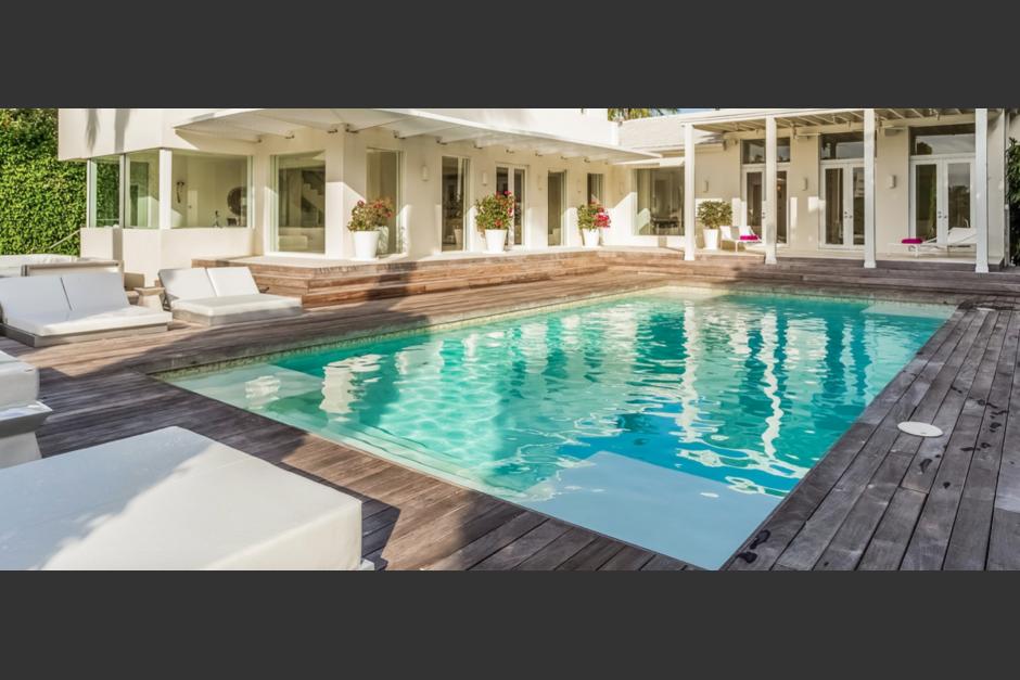 Vista de la piscina de la mansión de Shakira en Miami, EE. UU. (Foto:&nbsp;Douglas Elliman Real Estate)