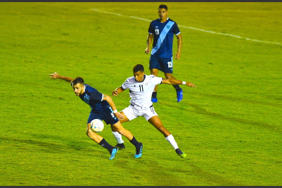 El entrenador critic&oacute; el mal estado del c&eacute;sped del estadio nacional. (Foto: Nuestro Diario)