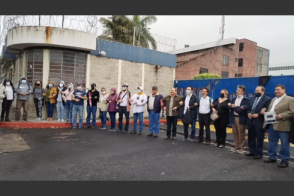 Integrantes del Consejo Superior Universitario se toman los brazos para hacer cadena humana y mostrar unidad en contra de la elección de Walter Mazariegos. (Foto: Prensa Comunitaria)