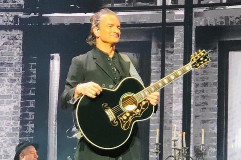 Ricardo Arjona se emocion&oacute; pues la valla de su concierto estaba junto a la de una imagen de su hija Adria. (Foto: Oficial)