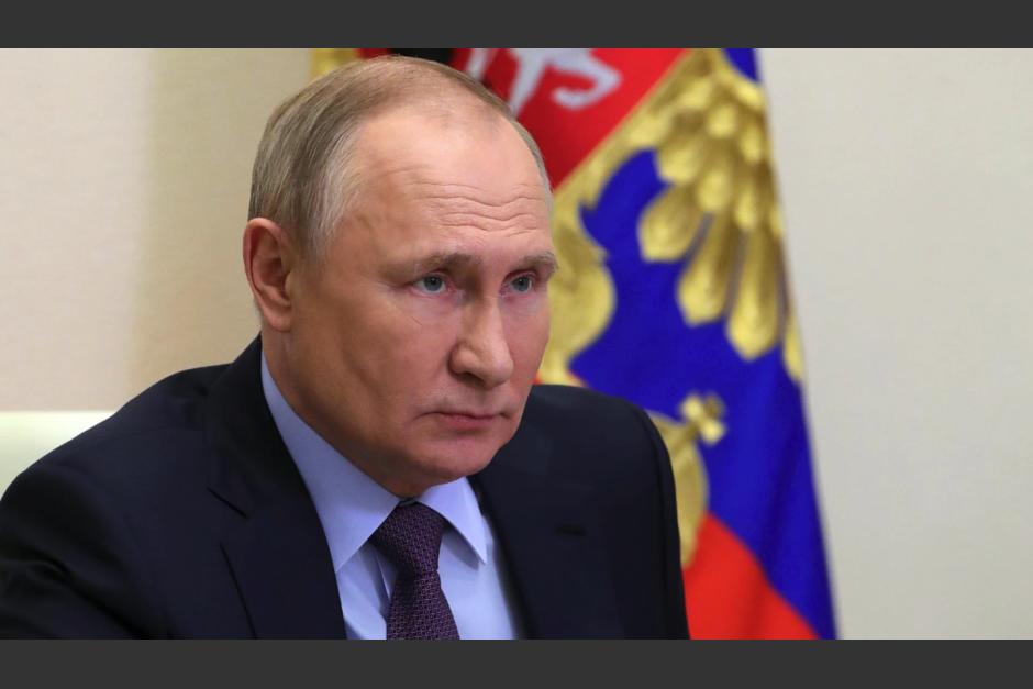 Vladimir Putin fue visto temblando y balanceándose el pasado domingo en un evento de la federación rusa. (Foto: NY Post)