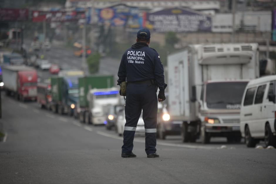 El socavamiento ocurrido en el kilómetro 15 jurisdicción de Villa Nueva, ha provocado un fuerte congestionamiento de tránsito. (Foto: Wilder López/Soy502)