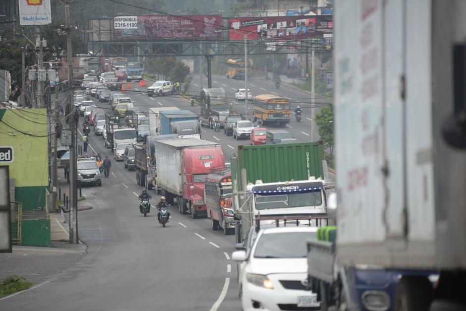 Se prev&eacute; que la hora pico inicie a las 14:00 horas debido al socavamiento que se produjo en la ruta al Pac&iacute;fico, en donde el paso se encuentra cerrado. (Foto: Wilder L&oacute;pez/Soy502)
