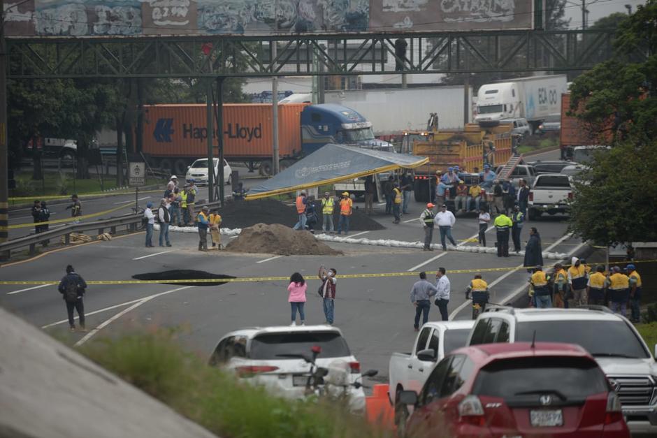 Analizan el cambio de sentido de algunas vías por el hundimiento que se registró en el kilómetro 15 de la ruta al Pacífico. (Foto: Wilder López/Soy502)