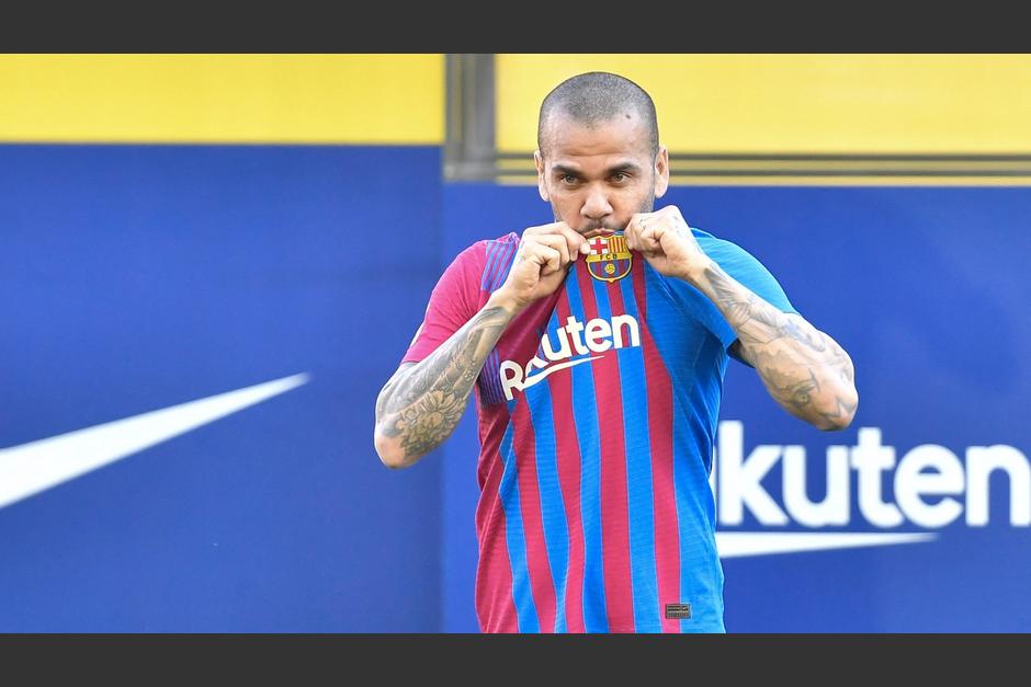 Dani Alves sigue siendo uno de los m&aacute;s apreciados por su entrega en el Barcelona. (Foto: AFP)2