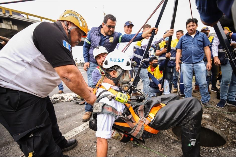 Un empleado municipal descendió por varios metros para verificar las causas que provocaron el hundimiento en el kilómetro 15 de la ruta al Pacífico. (Foto: Municipalidad de Villa Nueva)