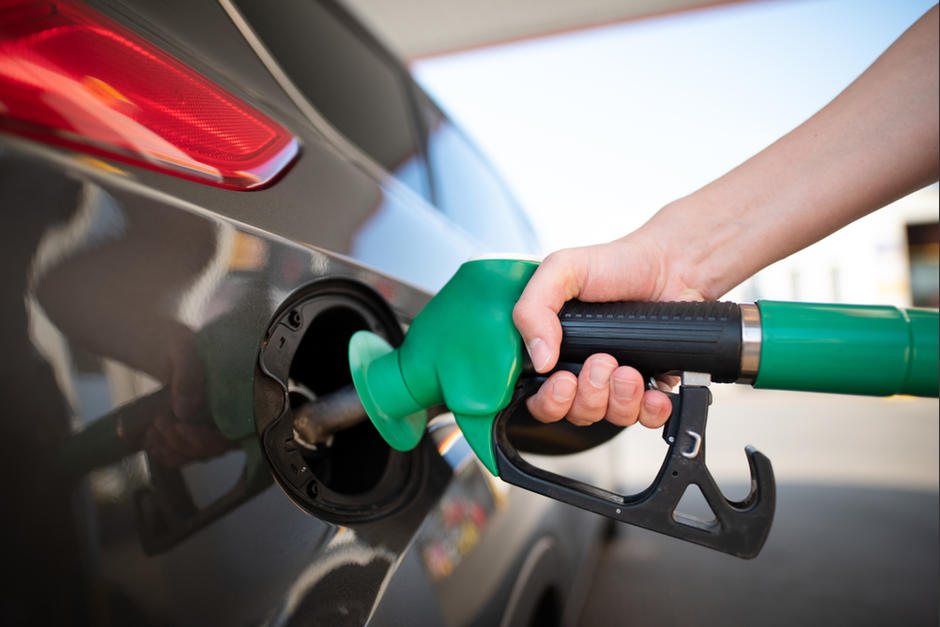 Un nuevo incremento en el precio de los combustibles sorprendi&oacute; a los guatemaltecos. (Foto: Shutterstock)