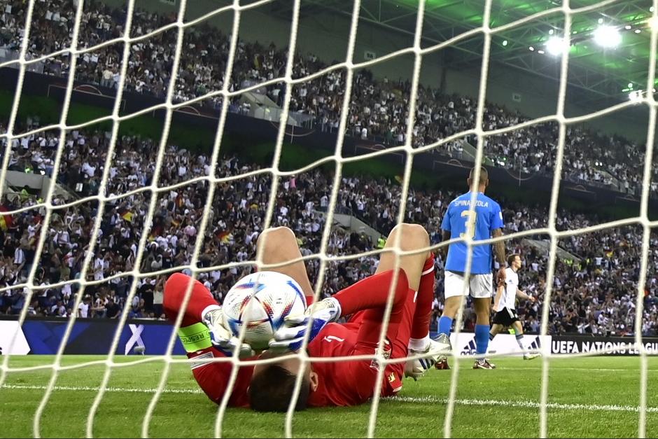 El portero y capit&aacute;n de la selecci&oacute;n italiana se lamenta tras el quinto gol alem&aacute;n. (Foto: AFP)