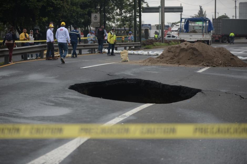La Conred confirmó las causas que provocaron el socavamiento en la ruta que conduce al Pacífico. (Foto: Wilder López/Soy502)