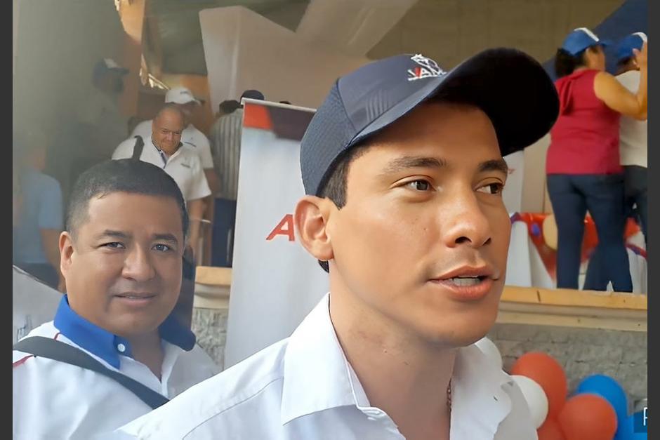 Miguel Martínez y el Director de Asuntos Internos de la SAAS, Wilson López, luego de una campaña de afiliación en Petén. (Foto: Captura de pantalla)