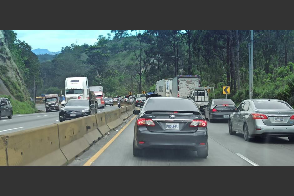 Largas filas de vehículos se registran en la ruta al Pacífico, debido al hundimiento que se produjo en el kilómetro 15 de esa carretera. (Foto: Wilder López/Soy502)