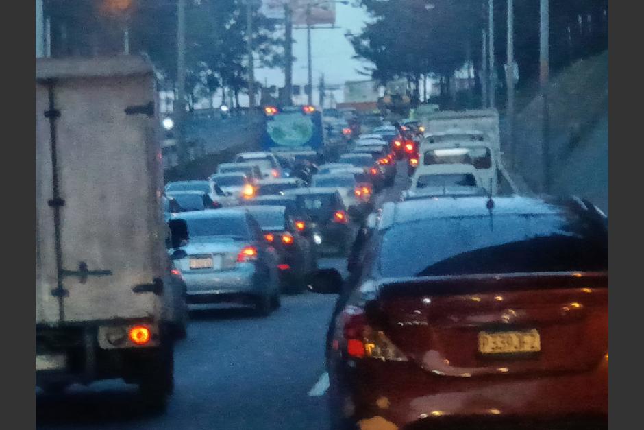 Un tráiler que transporta maquinaria industrial se quedó detenido en Periférico. (Foto: Gustavo Méndez/Soy502)&nbsp;