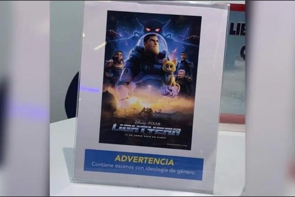 Advertencia que se observaba en uno de los cines de Guatemala sobre el contenido de la nueva película de Pixar, Lightyear. (Foto: Redes Sociales)