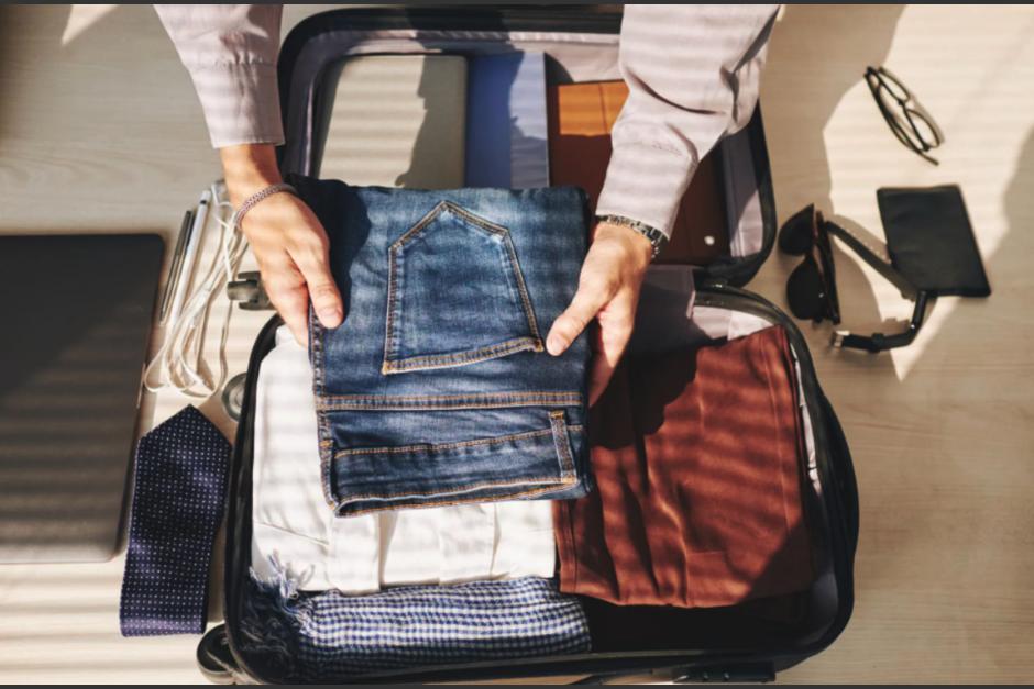 Un pasajero se las ingeni&oacute; en segundos para evitar que le cobraran por exceso de equipaje. (Foto: Business Insider)